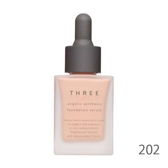 Three Angelic Synthesis Foundation Serum #202 30 ml. ฟาวเดชั่นรูปแบบเซรั่ม มอบผิวชุ่มชื้นดุจสกินแคร์ชั้นเลิศ ให้ผิวโกลว์ดูสุขภาพดี เนื้อบางเบา เกลี่ยง่าย เผยผิวกระจ่างใส เงางาม