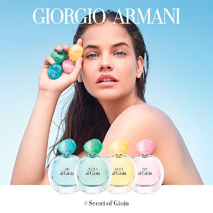 แพ็คคู่ Giorgio Armani LIGHT di Gioia Eau De Parfum 1.2 ml น้ำหอมที่เชื่อมโยงธรรมชาติเกี่ยวกับ"แสง" ให้กลิ่นหอมสดชื่นของไซตรัสและความเย็น แสงแดดที่ถูกพรรณาดั่งดอกไม้ขาว