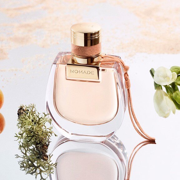 Chloe Nomade Les Mini Chloe Eau De Parfum คือเอกลักษณ์ที่บ่งบอกตัวตนของหญิงสาวผู้รักอิสระและมั่นใจในตัวเอง ด้วยแรงบันดาลใจจากประสบการณ์แปลกใหม่และการออกไปเผชิญโลกกว้างของหญิงสาวผู้พร้อมเผยตัวตนให้โลกได้รับรู้   ด้วยคาแรคเตอร์อันเข้มข้นโดดเด่นจากโอ๊คมอส ถูกโอบอุ้มด้วยความหอมละมุนเย้ายวนจากมิลาเบลล์พลัม (Mirabelle Plum) พร้อมกระจายความหอมสดชื่นด้วยกลิ่นโน๊ตฟลอรัลจากดอกฟรีเซียร์ (Freesia)   ส่วนผสมจากธรรมชาติที่รังสรรค์ขึ้นด้วยความพิถีพิถันของนักปรุงน้ำหอมนาม Quentin Bisch พร้อมให้คุณได้สัมผัสกับความหอมลงตัว มอบความมีชีวิตชีวาและความรู้สึกอิสระเสรีอันเป็นที่มาและแรงบันดาลใจในคอลเลกชั่นนี้