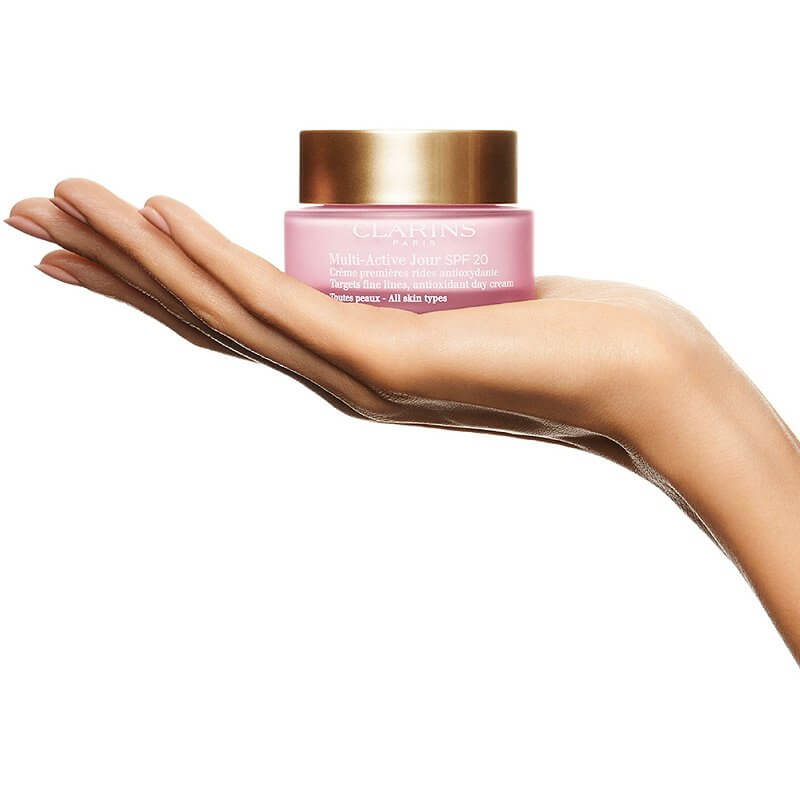 Clarins Multi-Active Jour Targets Fine Lines Antioxidant Day Cream 50 ml   ครีมเจลลดเลือนริ้วรอยสำหรับตอนเช้า ผิวธรรมดา  - ผิวแห้ง ช่วยชะลอการเกิดริ้วรอยแรกเริ่ม เนื้อบางเบา ซึมซาบไว สบายผิว ให้ผิวได้รับการผ่อนคลายจากความเหนื่อยล้าระหว่างวัน ปรับผิวให้สว่างกระจ่างใส สดใส กระตุ้นการผลัดเซลล์ผิว  คืนความยืดหยุ่น ผิวกระชับ เปล่งปลั่ง เรียบเนียน นุ่มนวล อ่อนเยาว์ อย่างเป็นธรรมชาติ พร้อมรับผิวที่ดูดีขึ้นในทุกเช้าสำหรับ คลาแรงส์ เหนือกว่าการปกป้อง คือการยับยั้งการเกิดริ้วรอยแรกก่อนวัย ด้วยสารสกัดจากพืชที่ท้าทายการเดินทางของเวลา  ด้วยสูตรประสิทธิภาพต่อต้านอันตรายจากความอ่อนล้า มลภาวะ และความเครียดของผิวจากแสงแดด ให้ผิวคงความสวย เรียบเนียน ชุ่มชื้น อ่อนวัยพร้อมได้รับการปกป้องยาวนานตลอดวัน