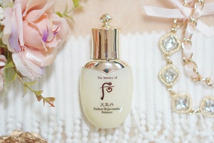 The History Of Whoo Cheongidan Radiant Rejuvenating Balancer พรีเมียมบาลานเซอร์สูตรพิเศษ อุดมด้วยสมุนไพรสูตรลับจากราชสำนัก  ช่วยฟื้นฟูผิวจากภายในและต่อต้านริ้วรอยอย่างล้ำลึก เพื่อผิวสุขภาพดีสูงสุด ตำรับลับความงามของจักรพรรดินีซูสีไทเฮาที่นำมายกระดับใหม่  ด้วยวิทยาการสมัยใหม่ ฟื้นฟูปัญหาผิวที่ร่วงโรย ให้กลับมาเจิดจรัสอีกครั้ง