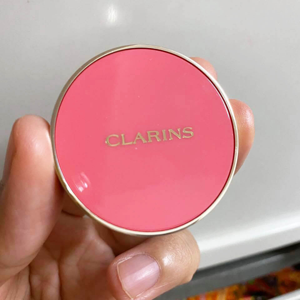 Clarins Joli Blush #02 Cheeky Pink 1.6 g บลัชออนทึ่จะทำให้ทุกสายตาต้องเหลียวมองคุณ ด้วยสีสันสะกดสายตาที่เข้าได้กับทุกสีผิว เนื้อสัมผัสนุ่มละมุน เบาสบาย