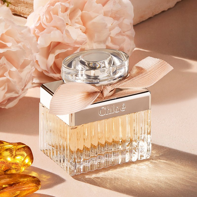 Chloe Eau De Parfum Spray  น้ำหอมที่ผู้หญิงทุกคนควรทดลองใช้เป็นอย่างยิ่ง กลิ่นของดอกซ่อนกลิ่นหลากสายพันธุ์  เฟมินิส หอมสุดหรูหราสดชื่น เซ็กซี่ เย้ายวนใจอย่างแท้จริง