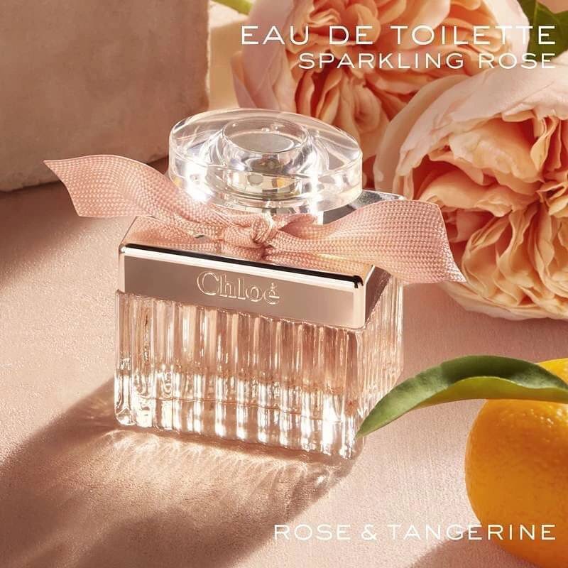 Chloe Rose Tangerine Eau de Toilette 75 ml กลิ่นหอมสดชื่นของกุหลาบ Rose Tangerine เป็นกุหลาบที่แปลกใหม่ ให้กลิ่นที่มีมิติของความหวานหอมพร้อมความสดชื่นของผลไม้ พร้อมด้วย blackcurrant พร้อมกิ่นของป่าฝน ตบท้ายด้วยเซดาร์ที่เป็นเบส และไวท์แอมเบอร์ เพื่อความเย้ายวน หรูหรา